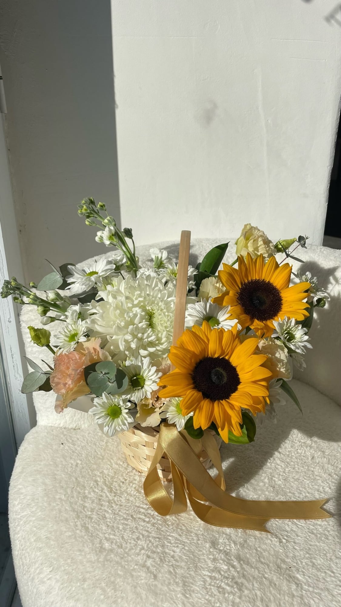 Sun Shine: Подсолнухи, белые цветы и эвкалипт.