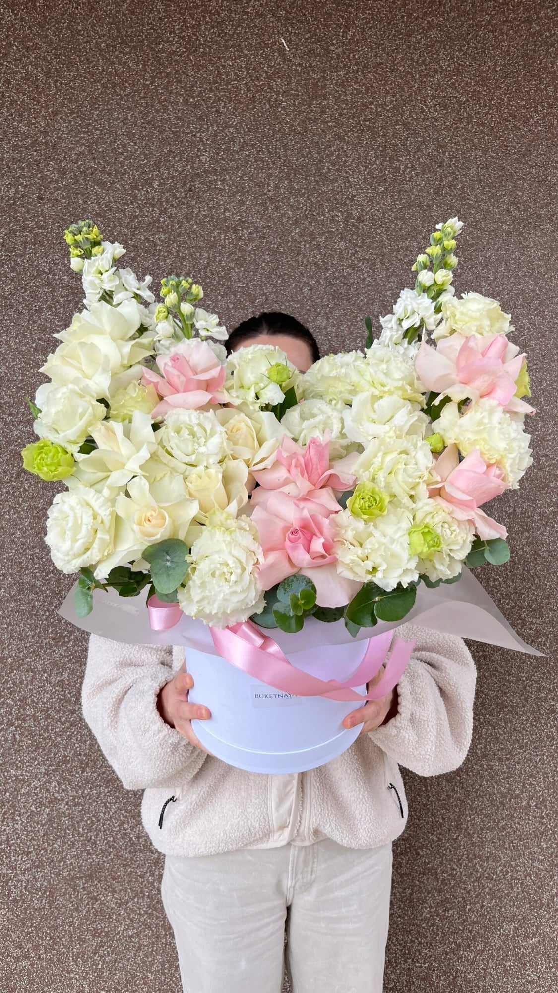 XL Box: Большая коробка, полная белых и розовых цветов.