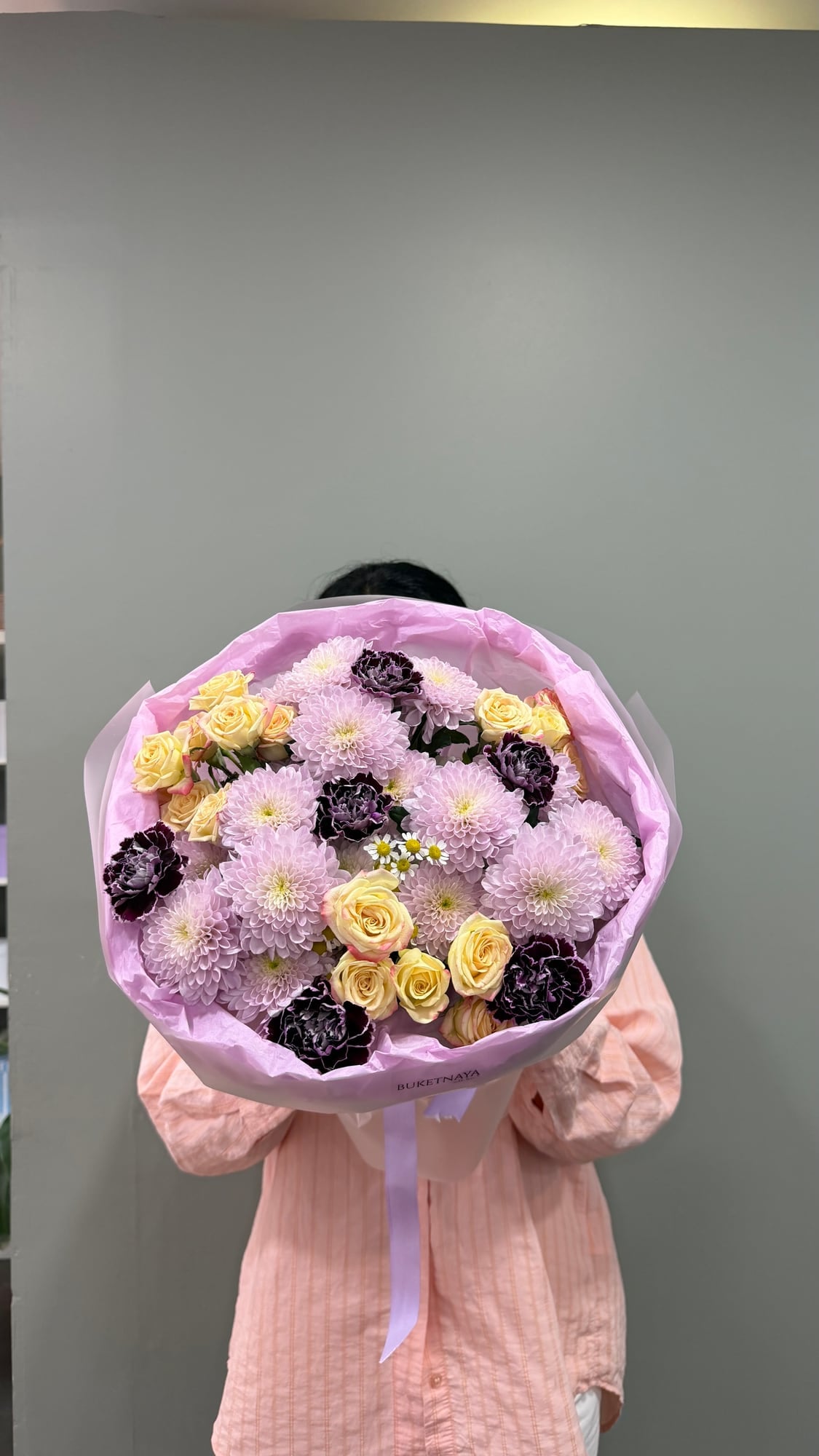 Lavender Bliss: İthal krizantem, sprey gül ve karanfil