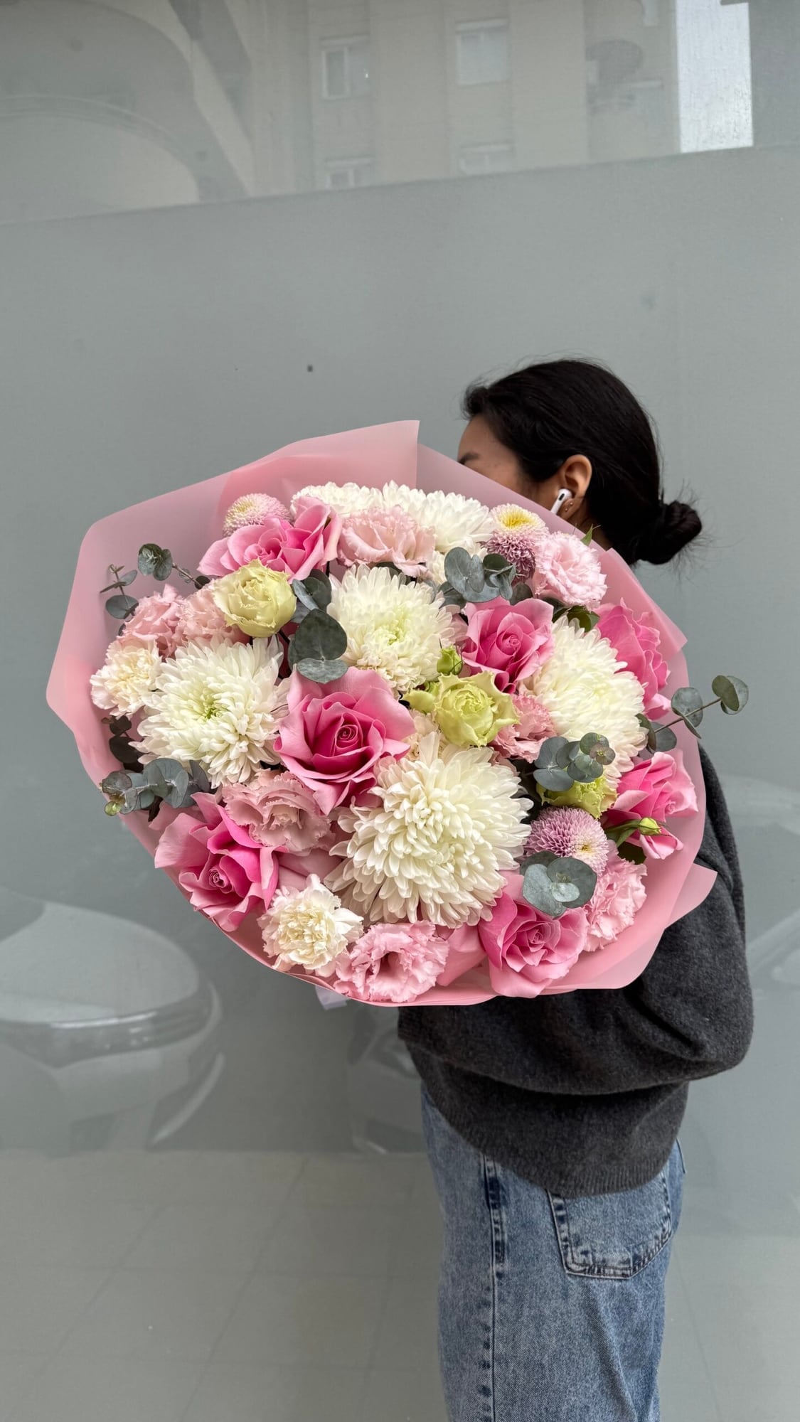 Big Love: Большой романтичный букет из розовых и белых роз.
