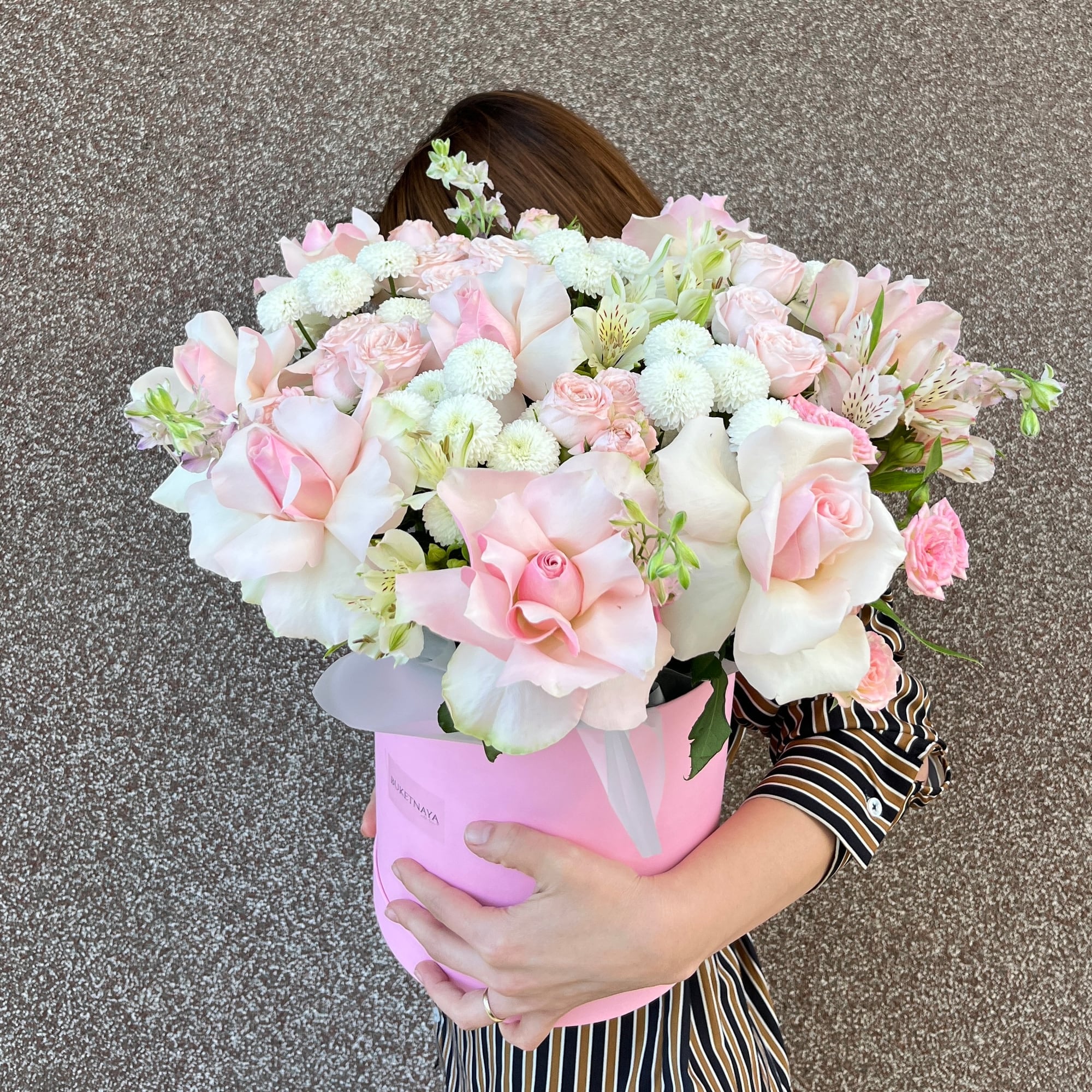 Blush Muse: Розовые и белые цветы в розовой бумаге — нежная композиция.