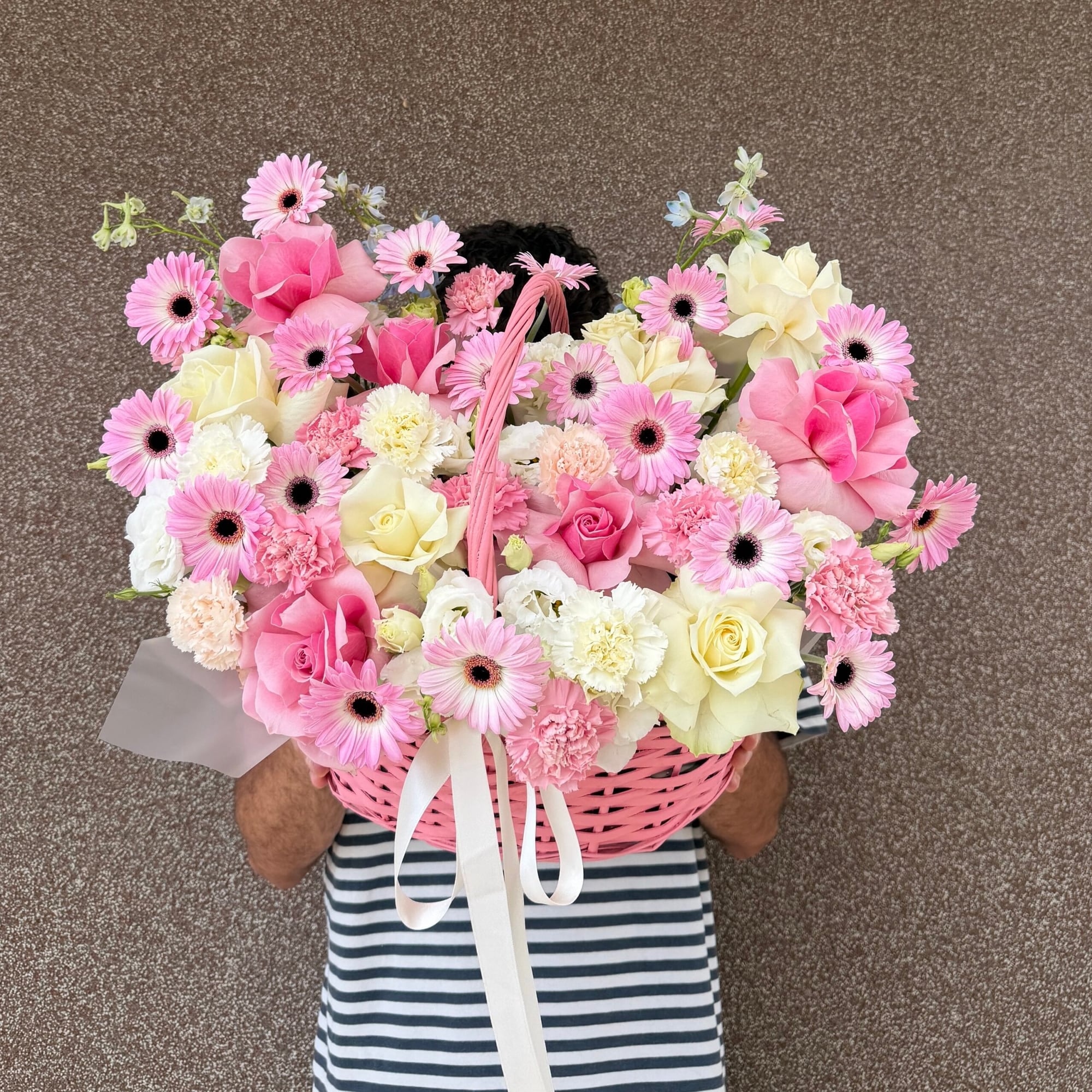 Bloom Gallery: Живой, пышный букет в розовых и белых тонах.