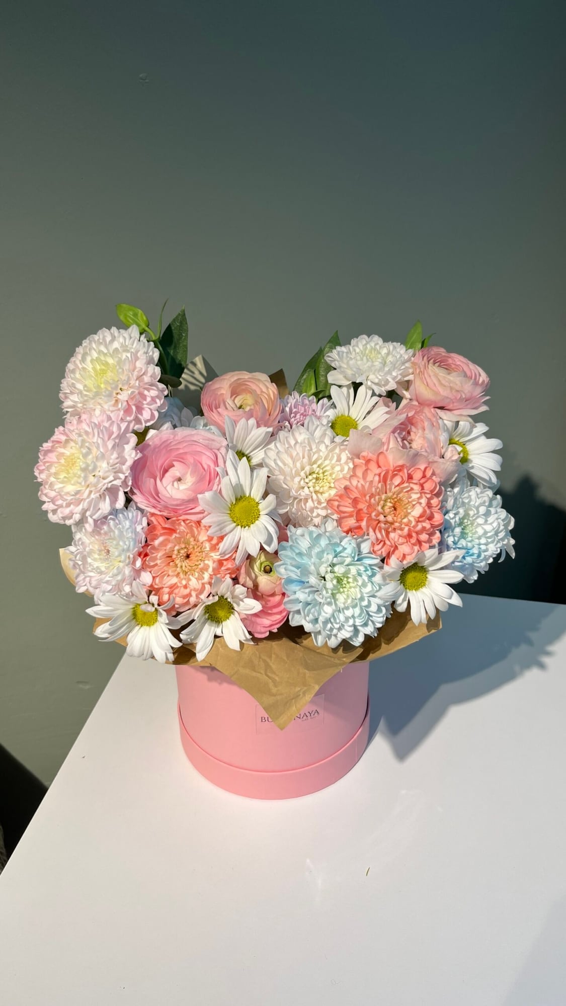 Colorful Box: Пастельные цветы в розовой коробке.