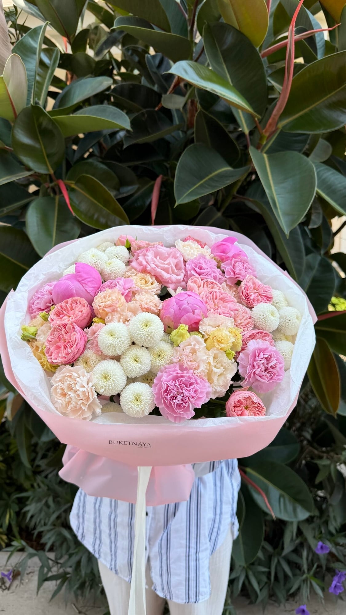 Dream Bouquet: Круглый изящный букет из розовых и кремовых роз.