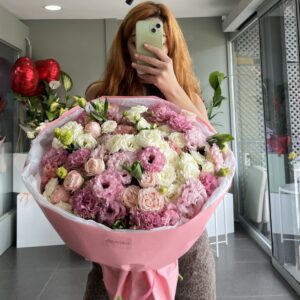 Sprey rose and Lisianthus